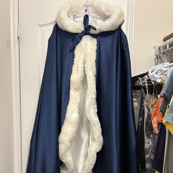 Fur Cloak - Picture 1 of 2